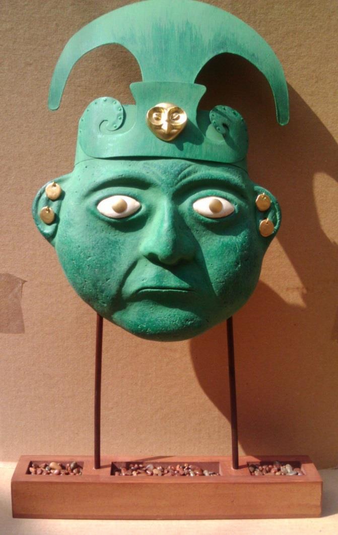 Máscara Moche con Tocado Media Luna y Pedestal