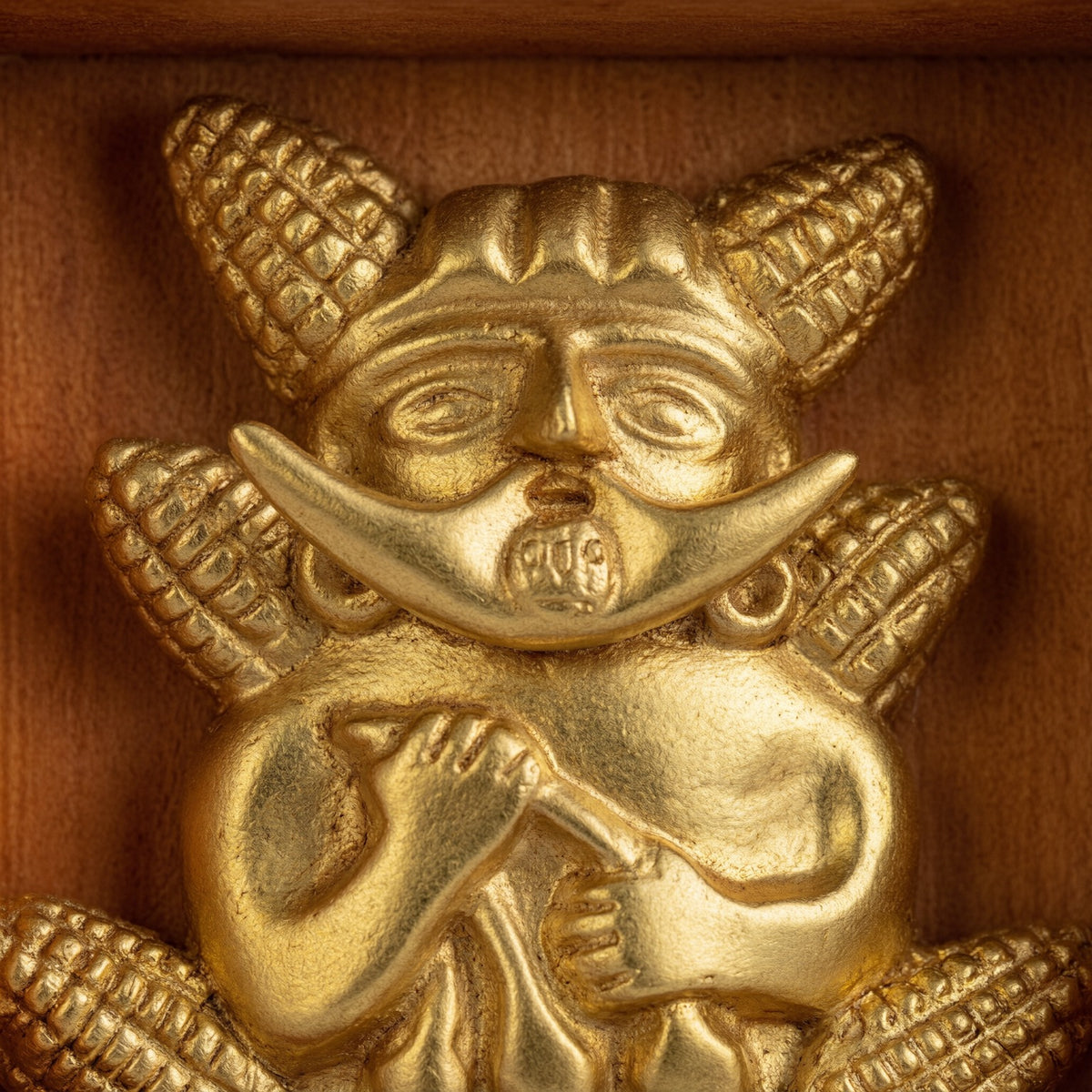 Mochica con Choclos · detalle de textura. Shadow Box · 13 × 13 cm. Imagen editada digitalmente; confirma el ejemplar disponible con el taller.