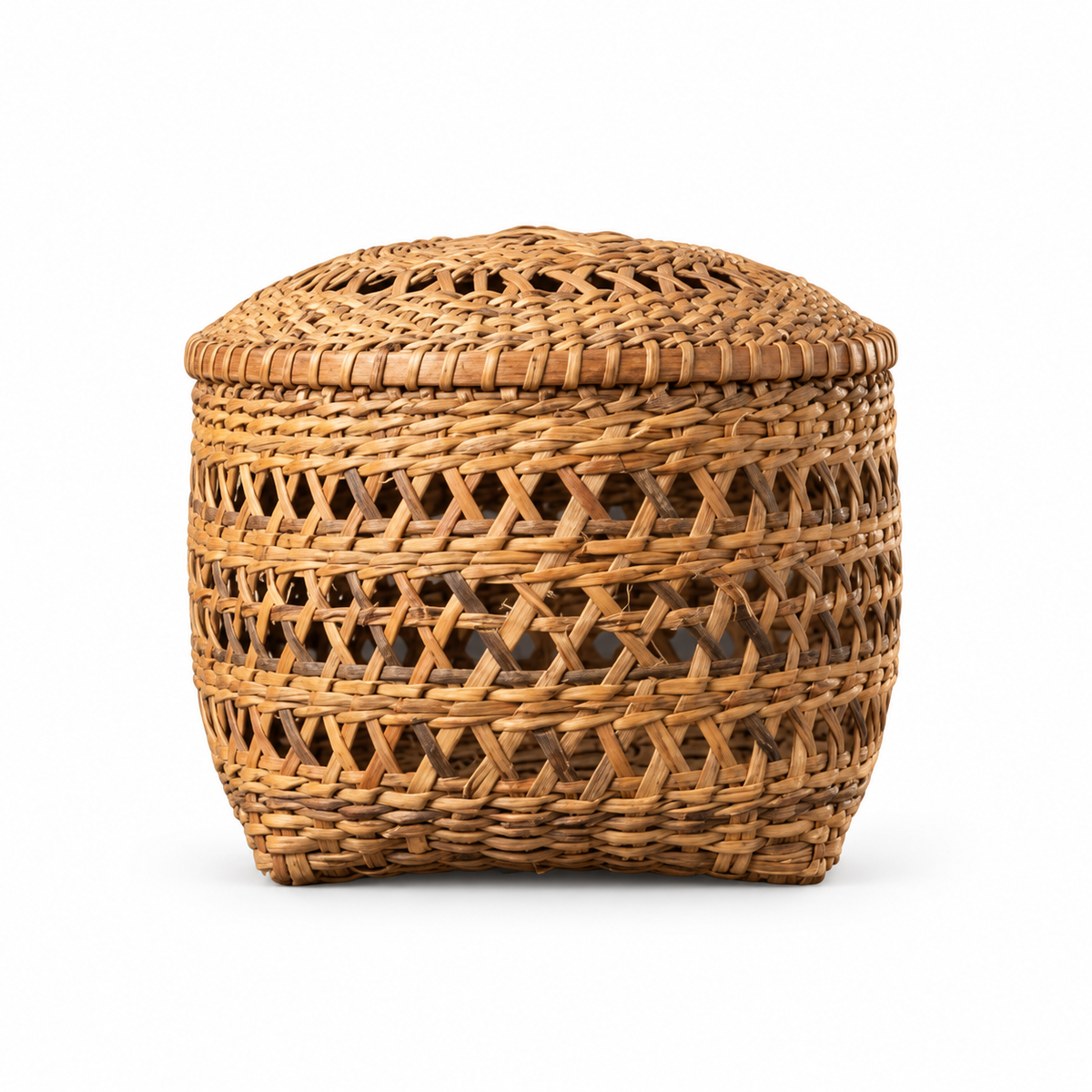 Cesto Ceremonial Calado en Fibra Vegetal del Huallaga · recreación visual de catálogo con fondo blanco; confirmar el ejemplar disponible con el taller.