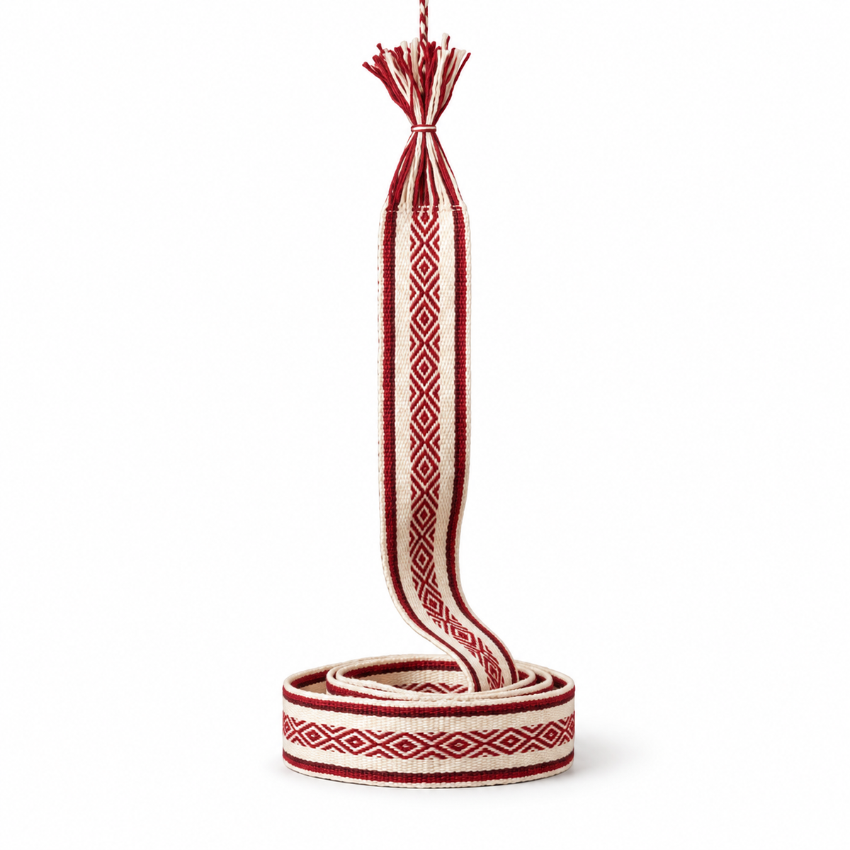 Faja Ceremonial Tejida en Telar de Cintura (Chumbi Amazónico) · recreación visual de catálogo con fondo blanco; confirmar el ejemplar disponible con el taller.