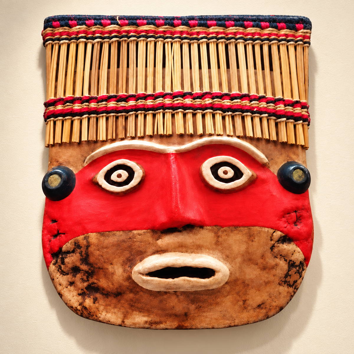 Máscara Chancay · sala museográfica; ambientación digital basada en la imagen de catálogo. Elementos del escenario no incluidos.