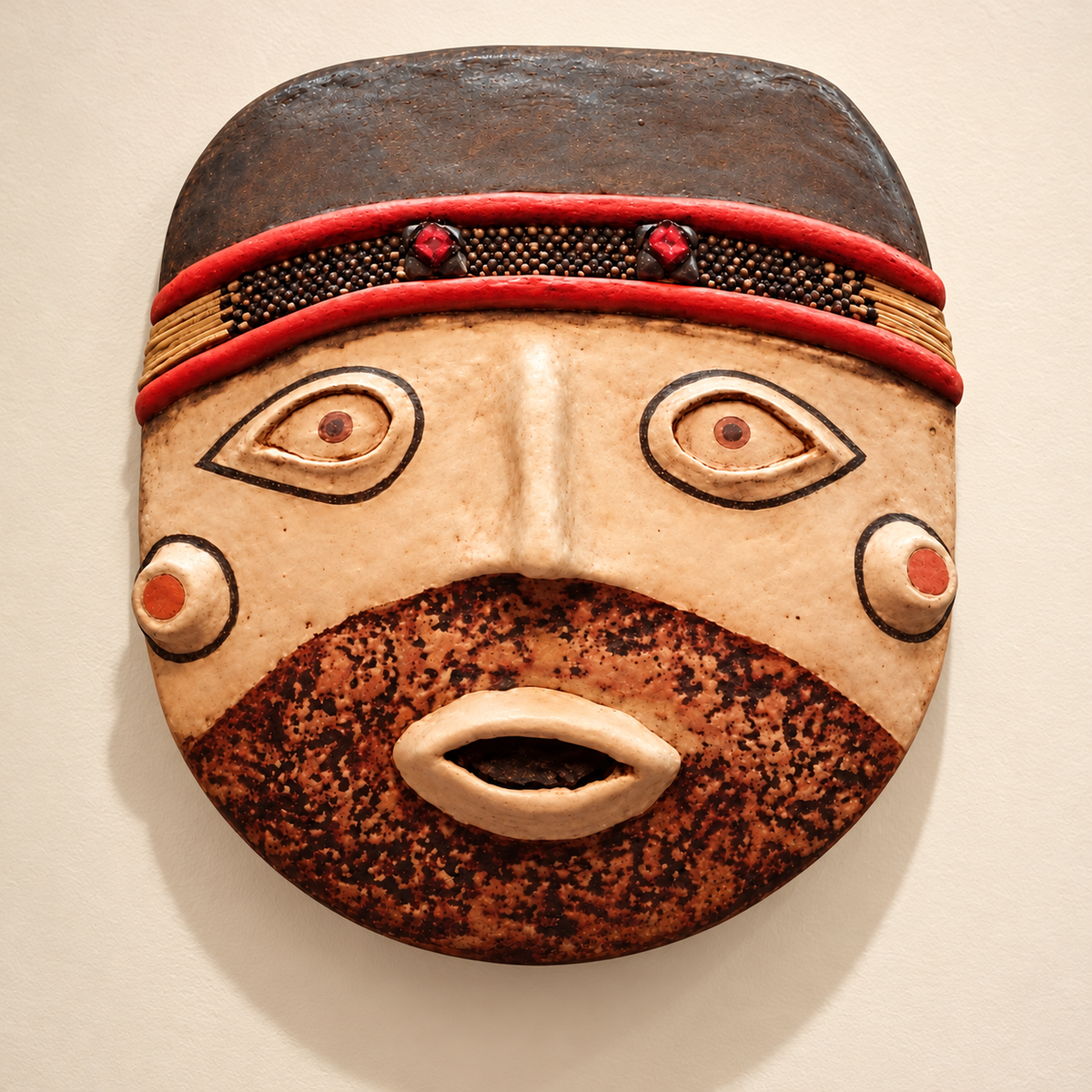 Máscara Cultura Nazca · sala museográfica; ambientación digital basada en la imagen de catálogo. Elementos del escenario no incluidos.