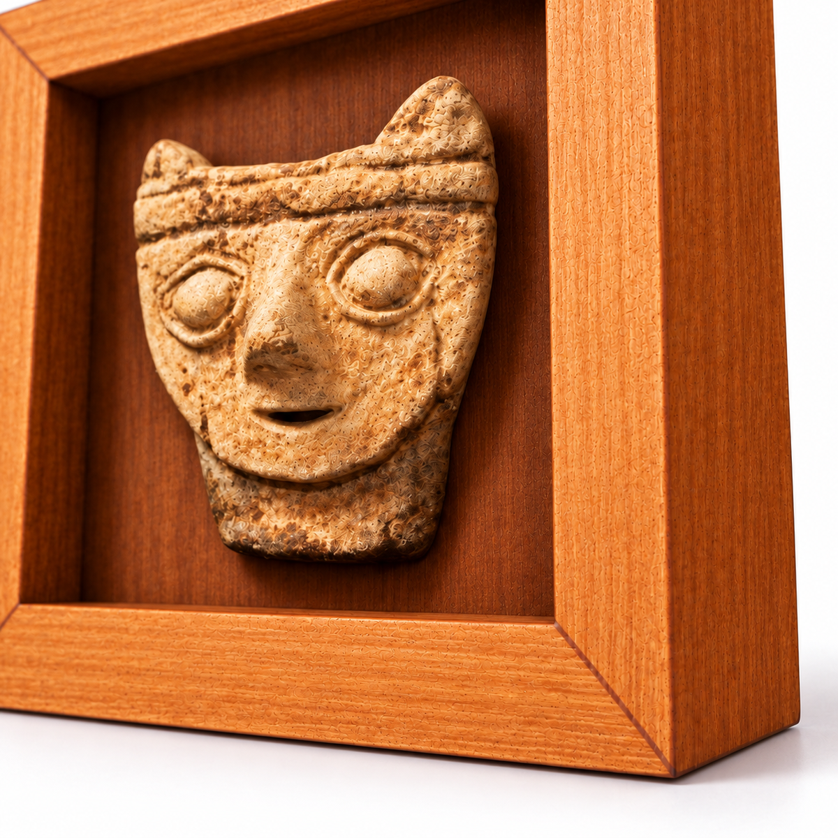 Chancay Mini · detalle de la textura, el relieve del rostro y la profundidad del marco MDF; edición digital basada en la miniatura.