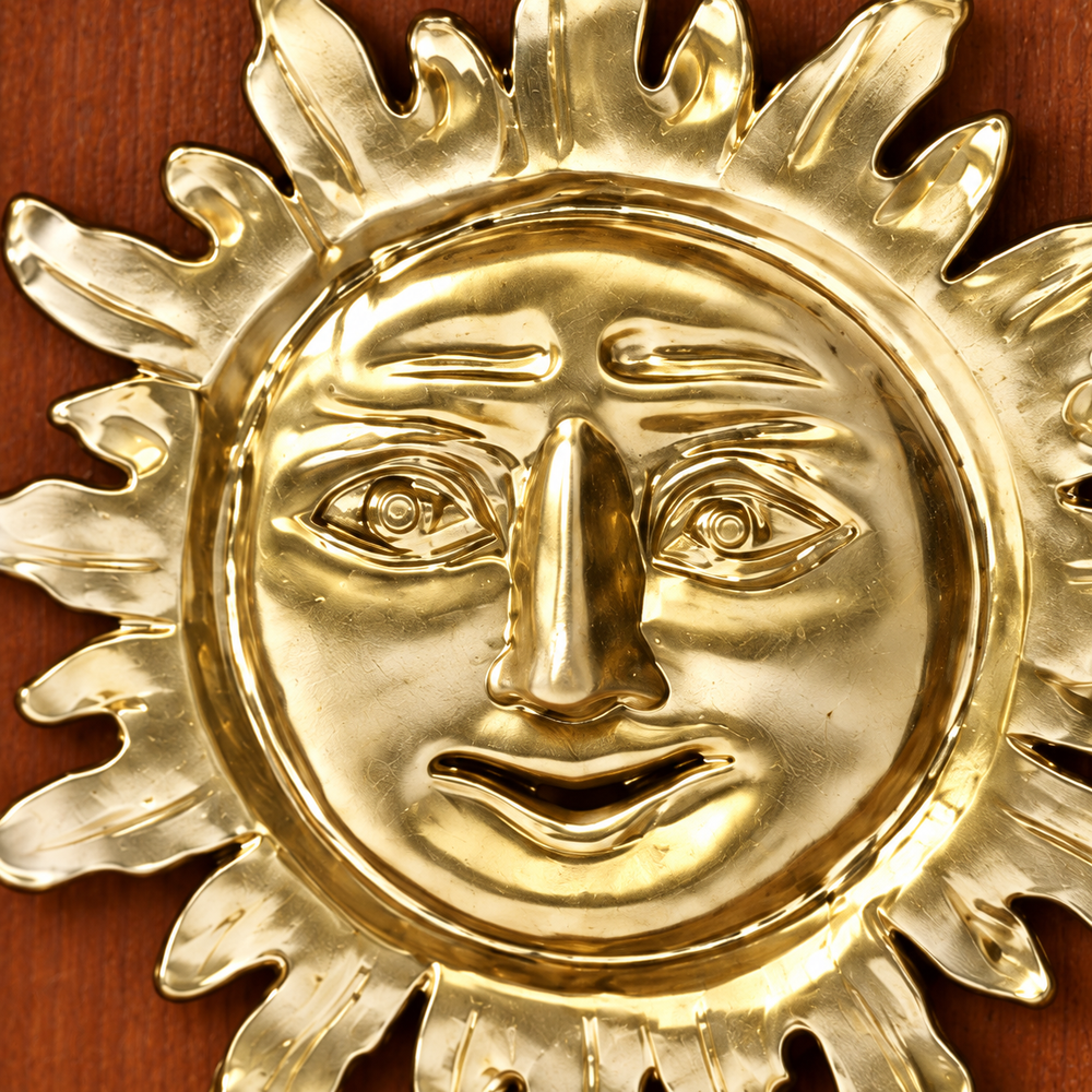 Inti Mini · acercamiento del rostro y los rayos del relieve dorado; imagen digital basada en el Mini Shadow Box de 7 × 7 cm.
