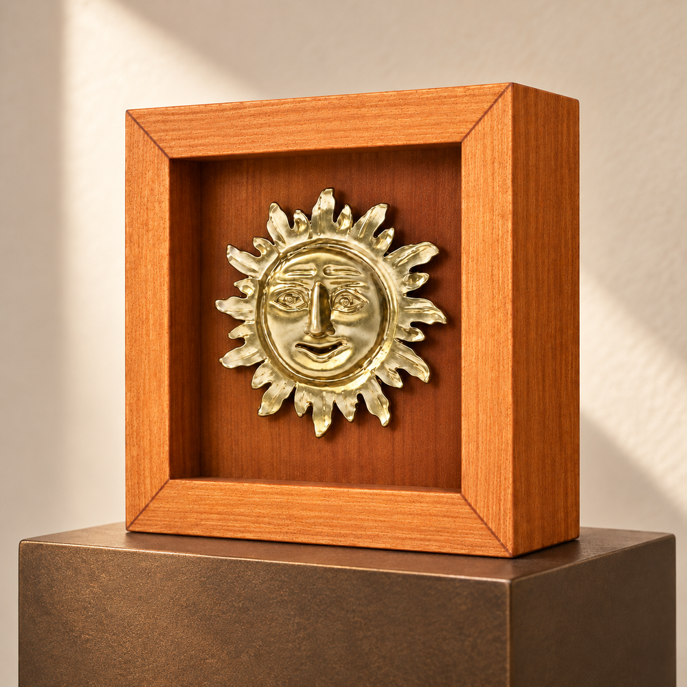 Inti Mini · Shadow Box de 7 × 7 × 2,2 cm sobre pedestal; ambientación digital de la miniatura. Pedestal no incluido.