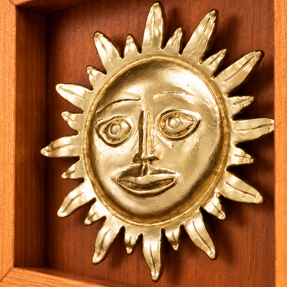 Inti · Shadow Box 13 cm: acercamiento macro digital al rostro solar y su relieve dorado, basado en la pieza original.