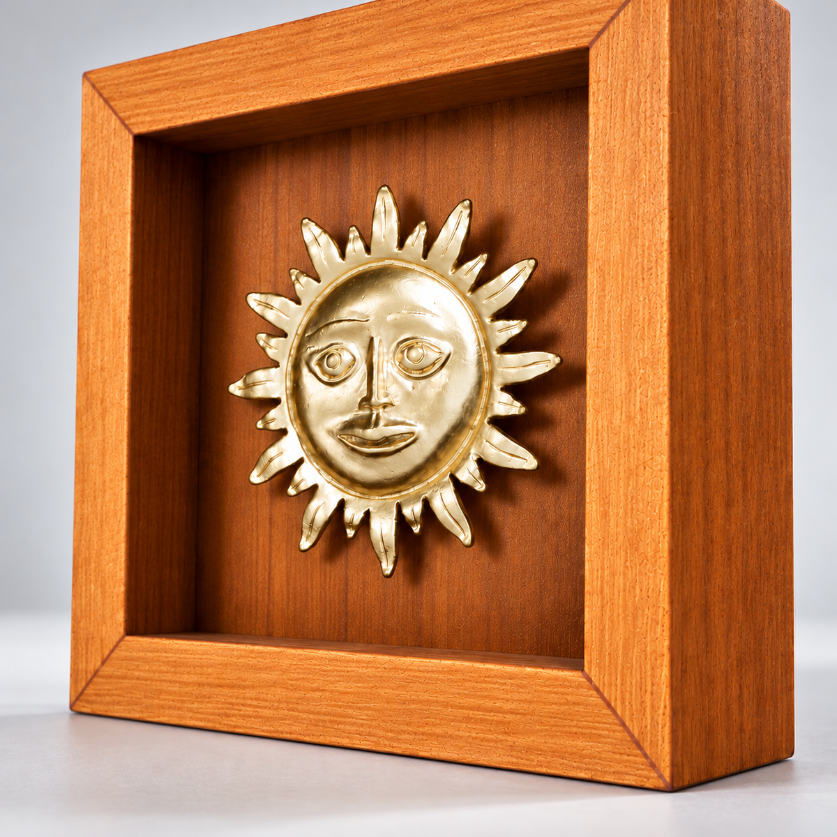 Inti · Shadow Box 13 cm: detalle digital del relieve solar, la esquina ingletada y la profundidad del marco, con luz rasante.