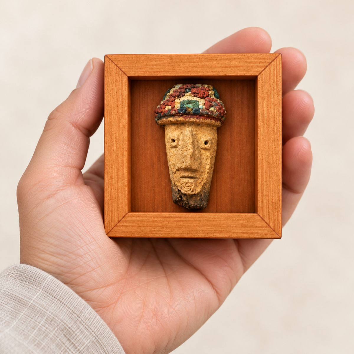 Karajía Mini de 7 × 7 cm sostenido en una mano; representación digital de escala aproximada.