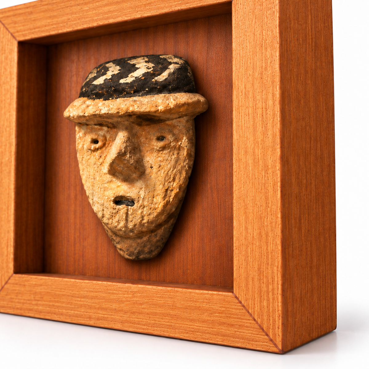 Kuélap Mini · detalle del relieve, la textura de la figura y la profundidad del marco MDF; edición digital basada en la miniatura.