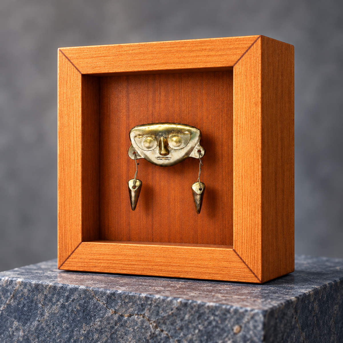 Lambayeque · Mini Shadow Box 7 cm sobre un pequeño pedestal de exposición: recreación digital con luz de estudio. Pedestal no incluido.