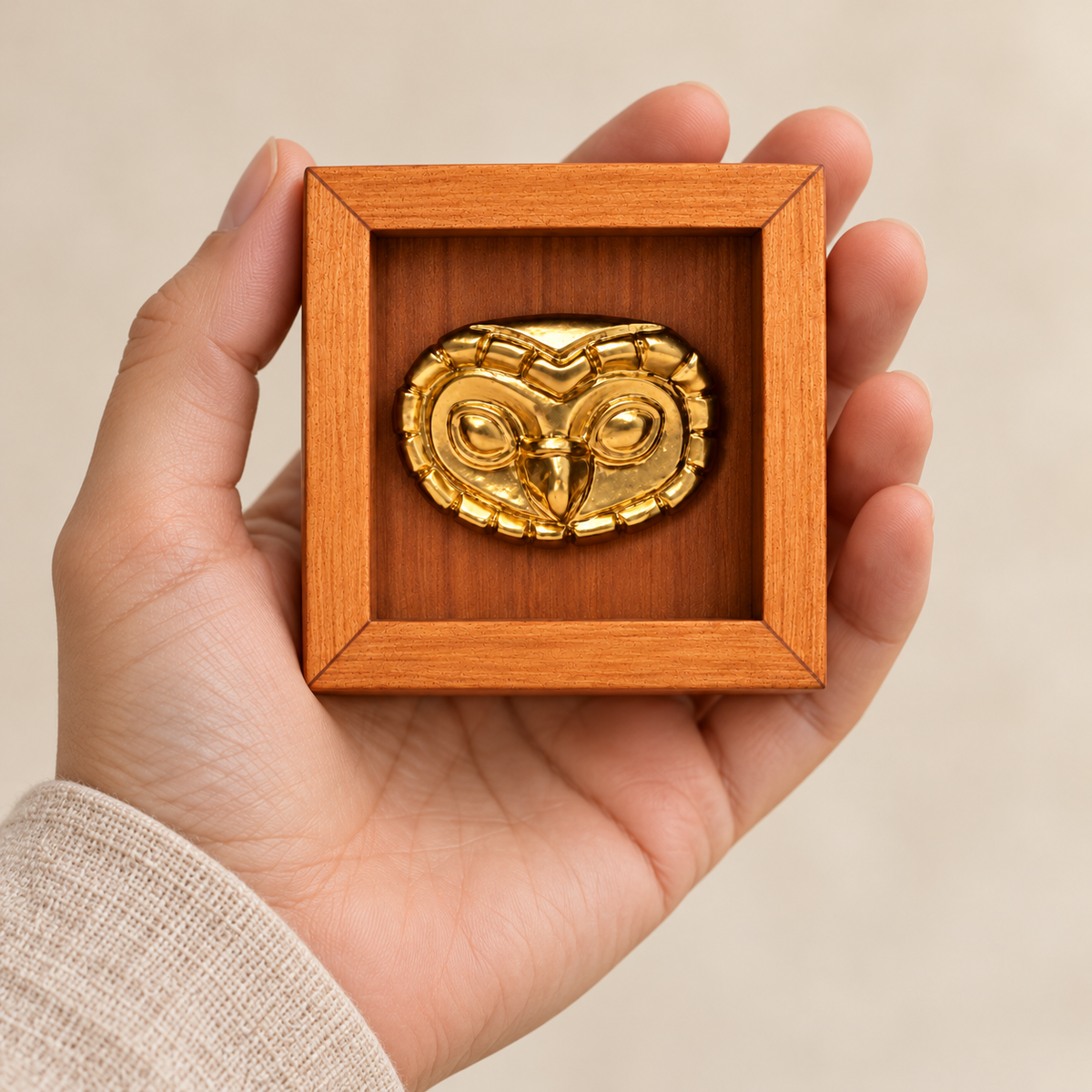 Lechuza Mochica Mini de 7 × 7 cm sostenido en una mano; representación digital de escala aproximada.