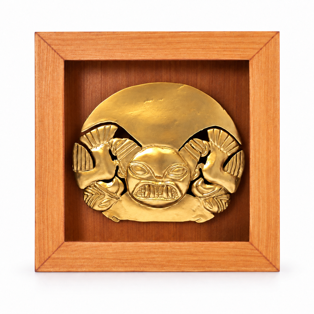 Prendedor Mochica — vista frontal, Shadow Box de MDF 13 × 13 × 4 cm; edición digital basada en la fotografía del producto.