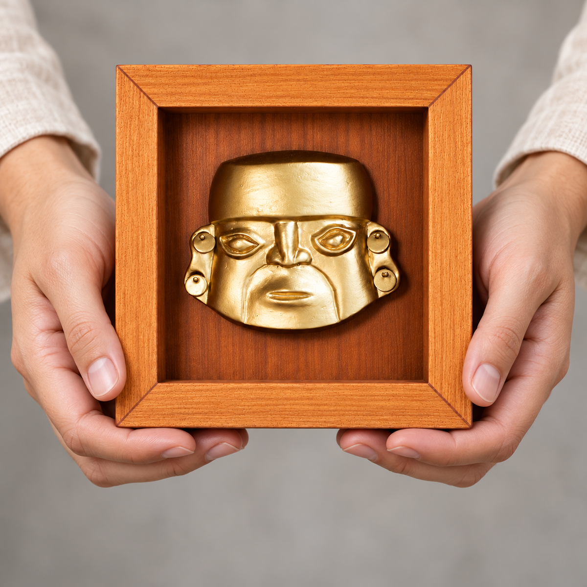 Sicán de Cuatro Aretes · Shadow Box 13 cm sostenido entre las manos para apreciar su escala: recreación digital del producto.
