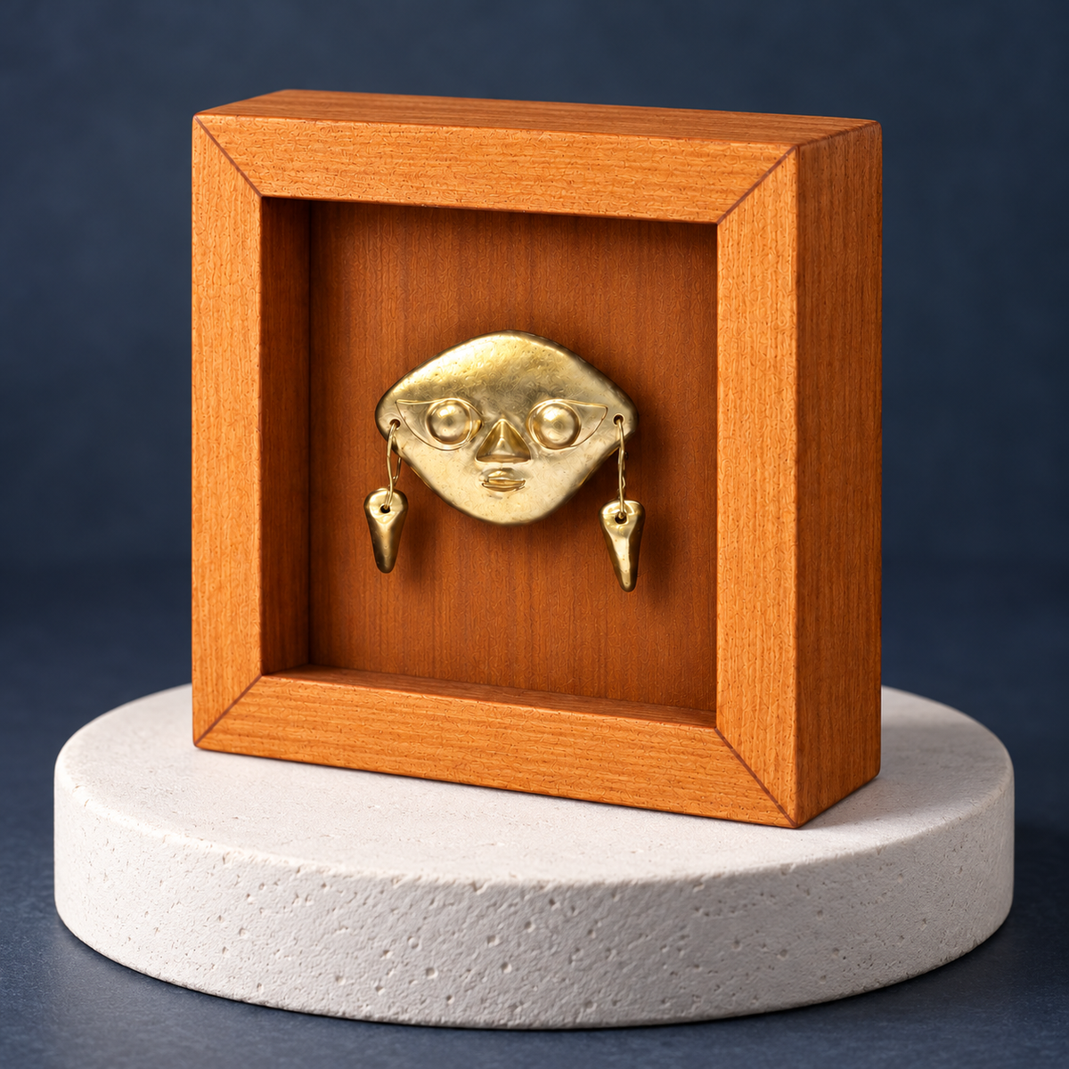Sicán · Mini Shadow Box 7 cm sobre un pequeño pedestal blanco: recreación digital con iluminación de estudio. Pedestal no incluido.
