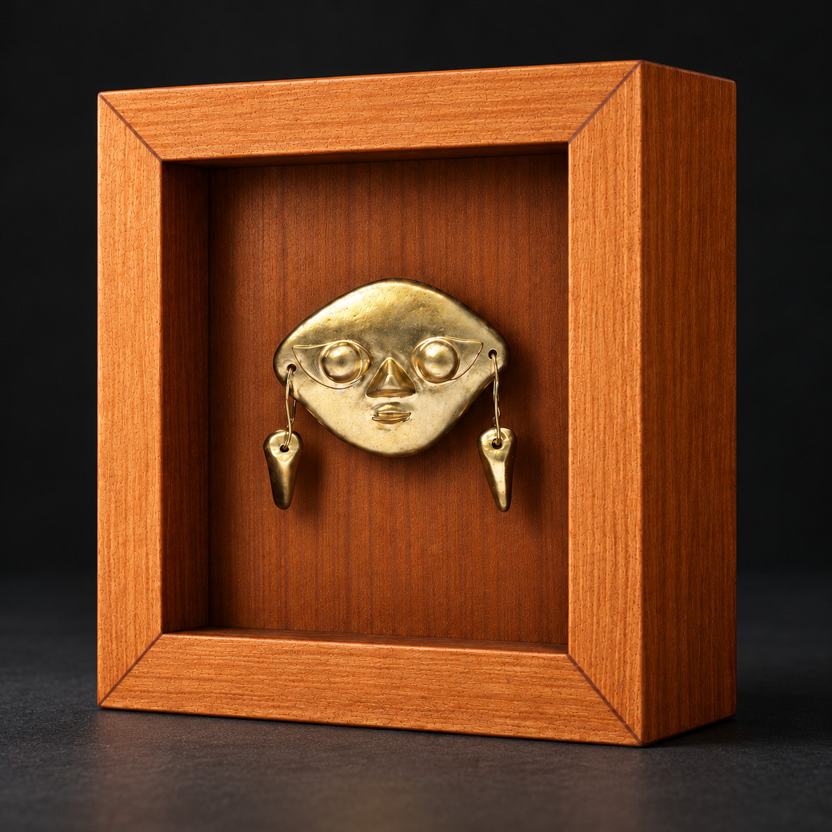 Sicán · Mini Shadow Box 7 cm en estudio con fondo oscuro y luz rasante: recreación digital basada en la pieza original.