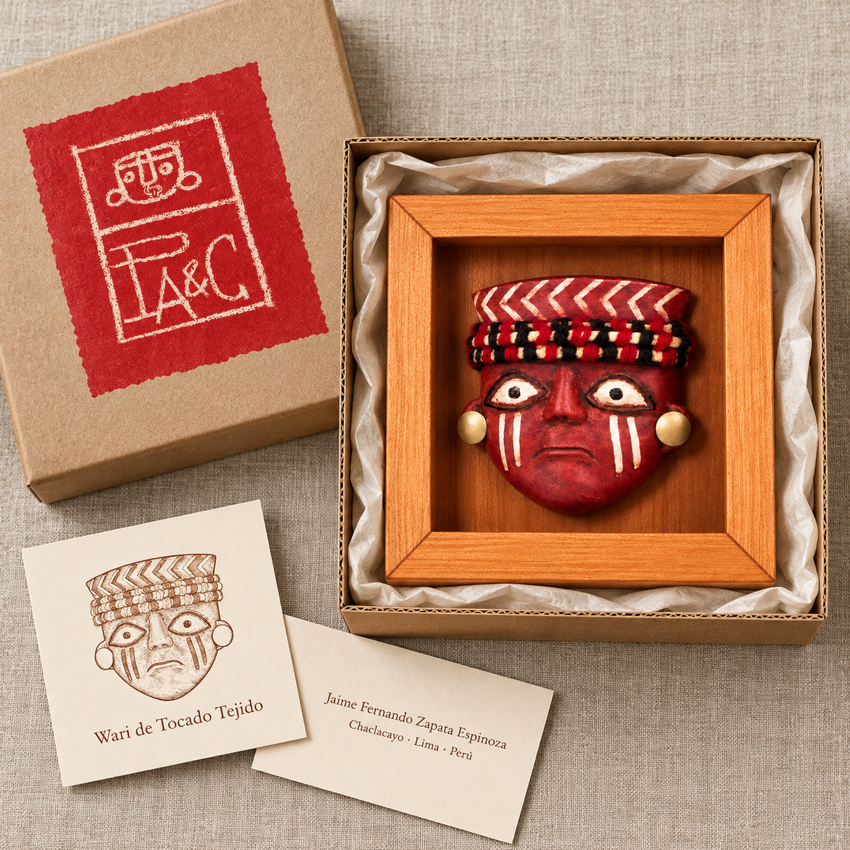Wari de Tocado Tejido · Shadow Box 13 cm con caja PA&C y tarjetas de la obra: recreación digital de presentación basada en el empaque del taller.