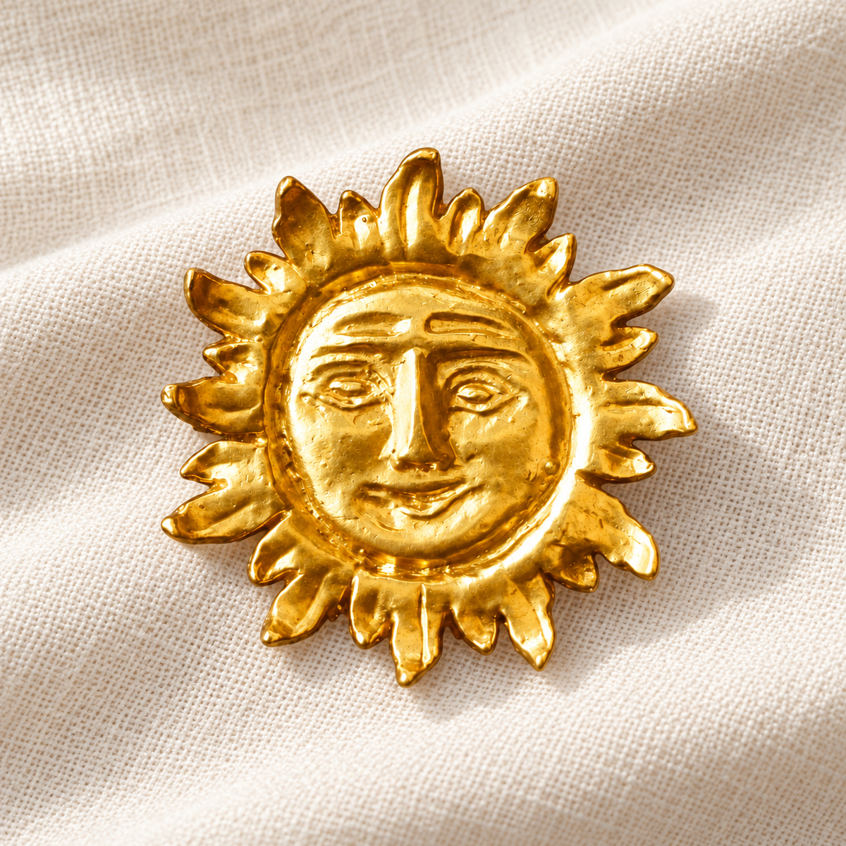 Pin Sol Inca Colonial · textura de lino. Ambientación digital basada en la fotografía de catálogo; elementos del escenario no incluidos.