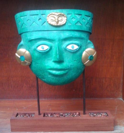 Máscara Mochica en Pedestal de Cajón