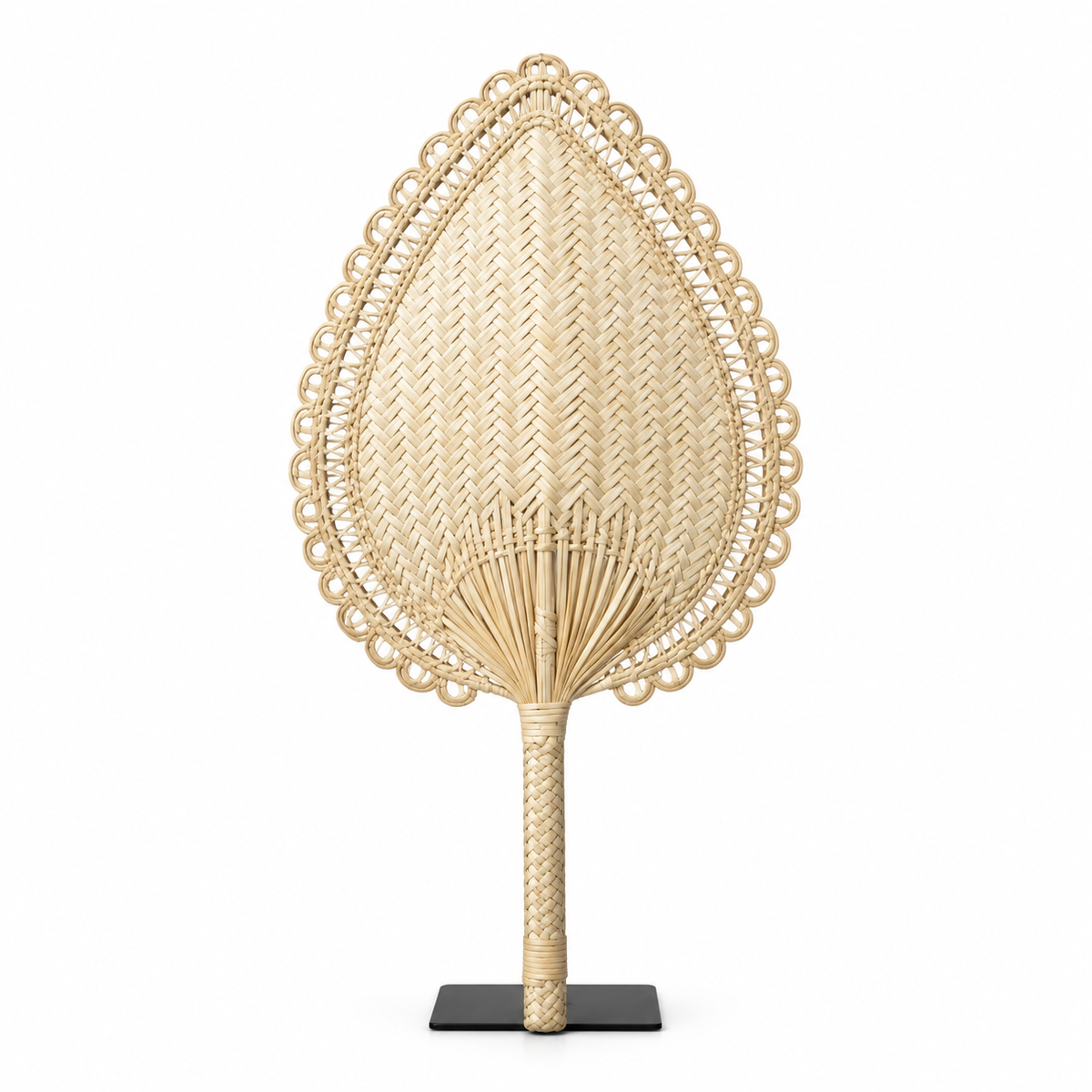 Aventador Ceremonial en Fibra de Bombonaje Tejido a Mano · recreación visual de catálogo con fondo blanco; confirmar el ejemplar disponible con el taller.