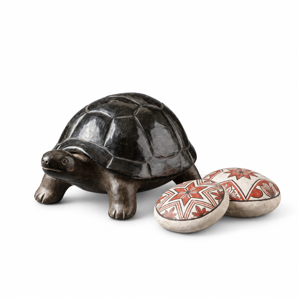 Escultura Zoomorfa Tortuga Motelo en Cerámica Negra y Piedras Pintadas: una presencia serena, un contraste de materiales