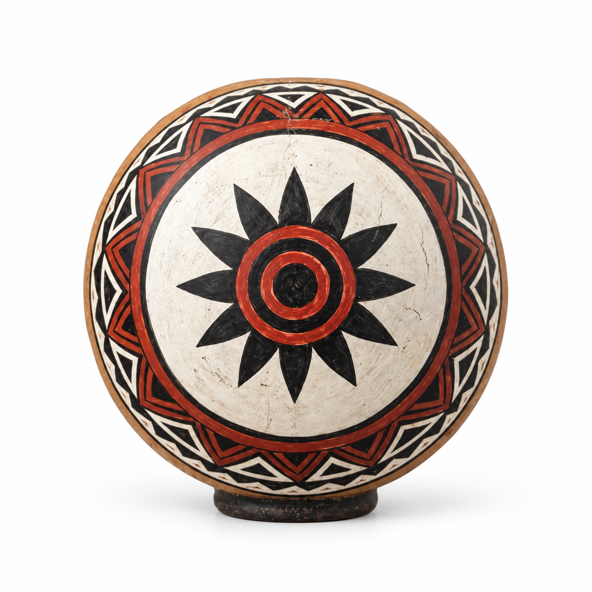 Tutuma Ceremonial Sol Geométrico de Chazuta · recreación visual de catálogo con fondo blanco; confirmar el ejemplar disponible con el taller.