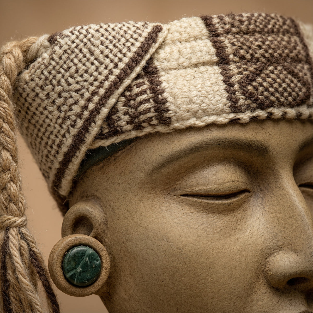 Gran Máscara Inca · detalle de textura. Máscara artesanal. Imagen editada digitalmente; confirma el ejemplar disponible con el taller.