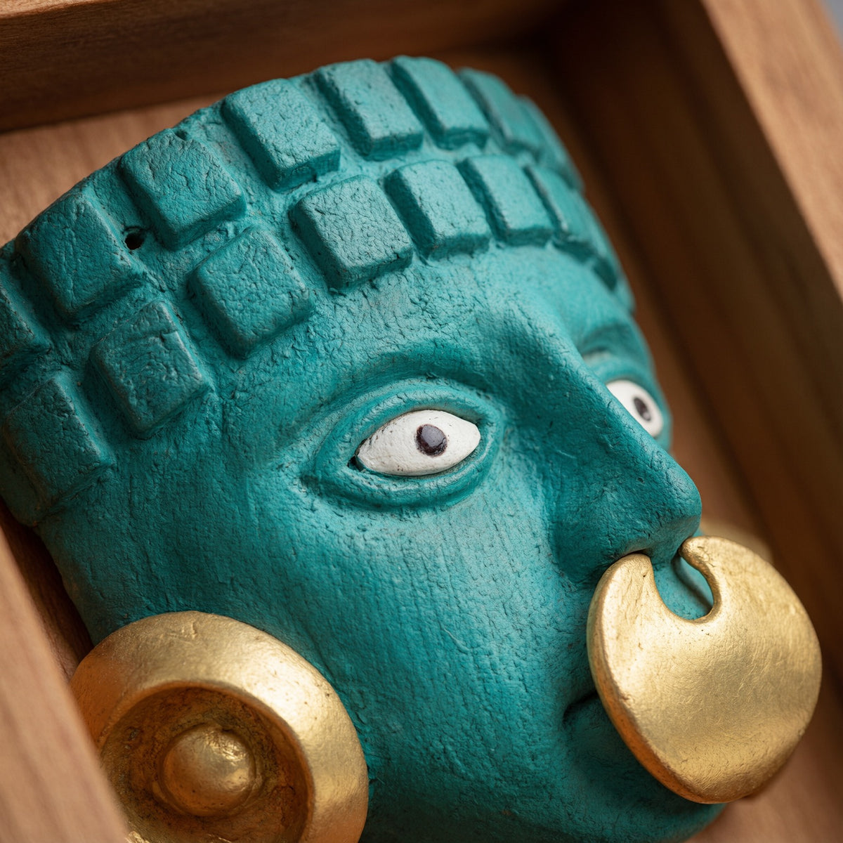 Guerrero Mochica · detalle de textura. Shadow Box · 13 × 13 cm. Imagen editada digitalmente; confirma el ejemplar disponible con el taller.
