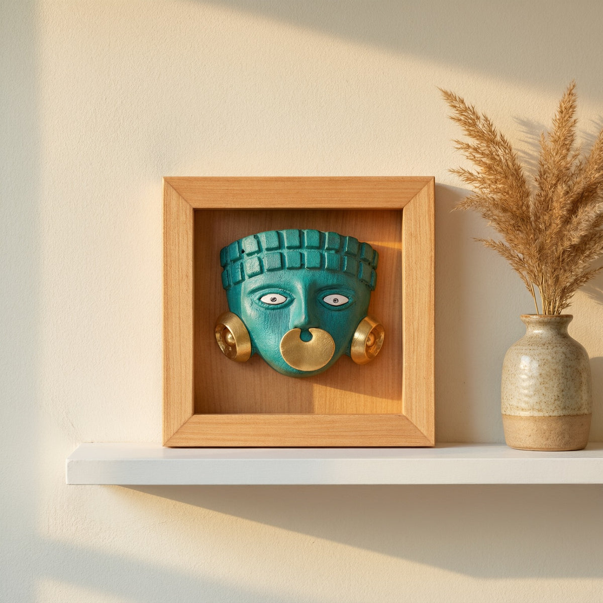 Guerrero Mochica · ambientación de referencia. Shadow Box · 13 × 13 cm. Imagen editada digitalmente; confirma el ejemplar disponible con el taller.