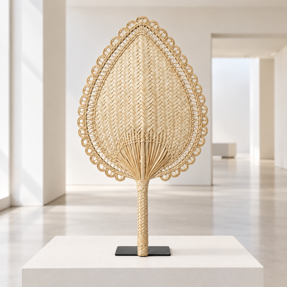 Aventador Ceremonial en Fibra de Bombonaje Tejido a Mano · sala de museo; ambientación digital a partir de la imagen de catálogo. Elementos del escenario no incluidos.