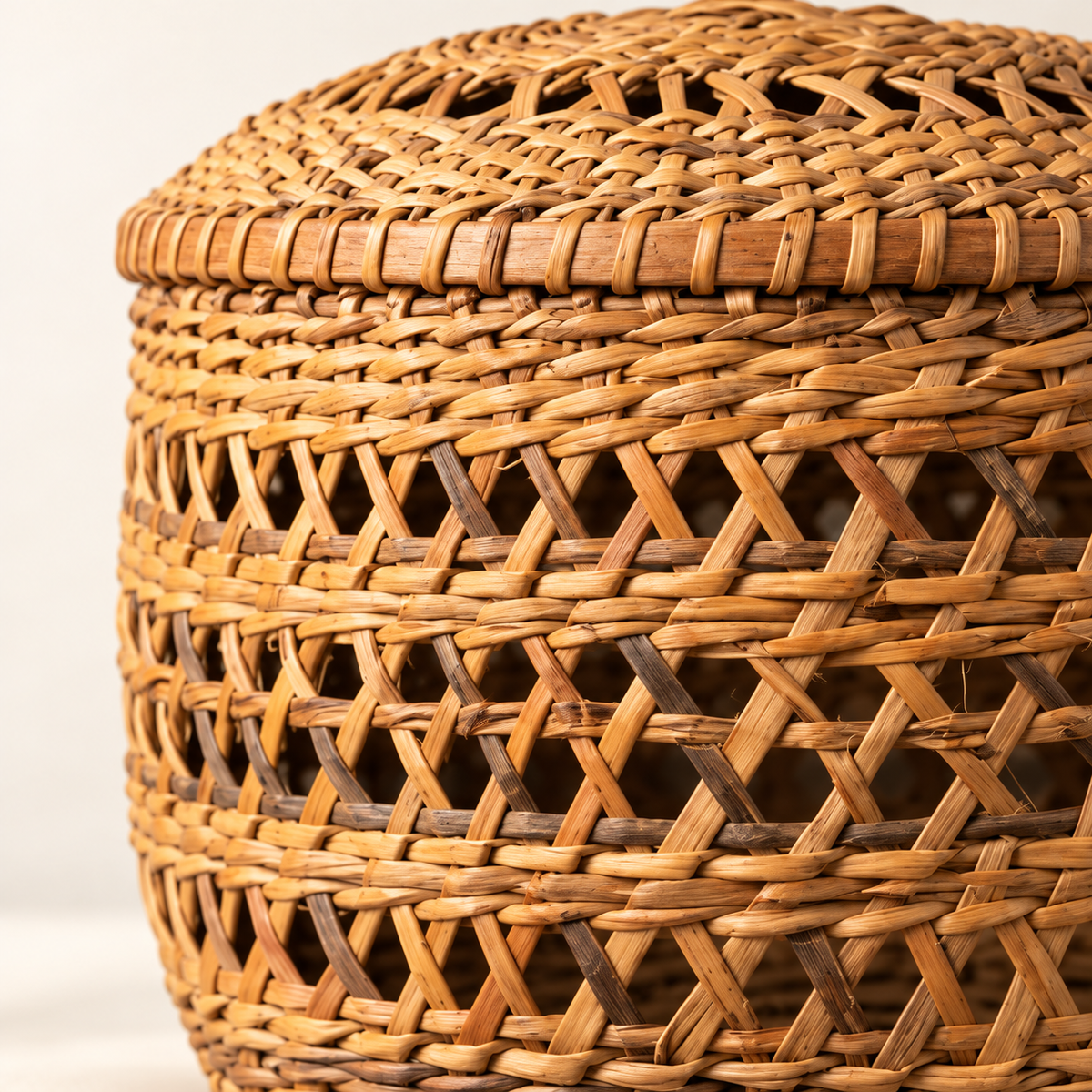 Cesto Ceremonial Calado en Fibra Vegetal del Huallaga · detalle de la superficie; ambientación digital a partir de la imagen de catálogo. Elementos del escenario no incluidos.