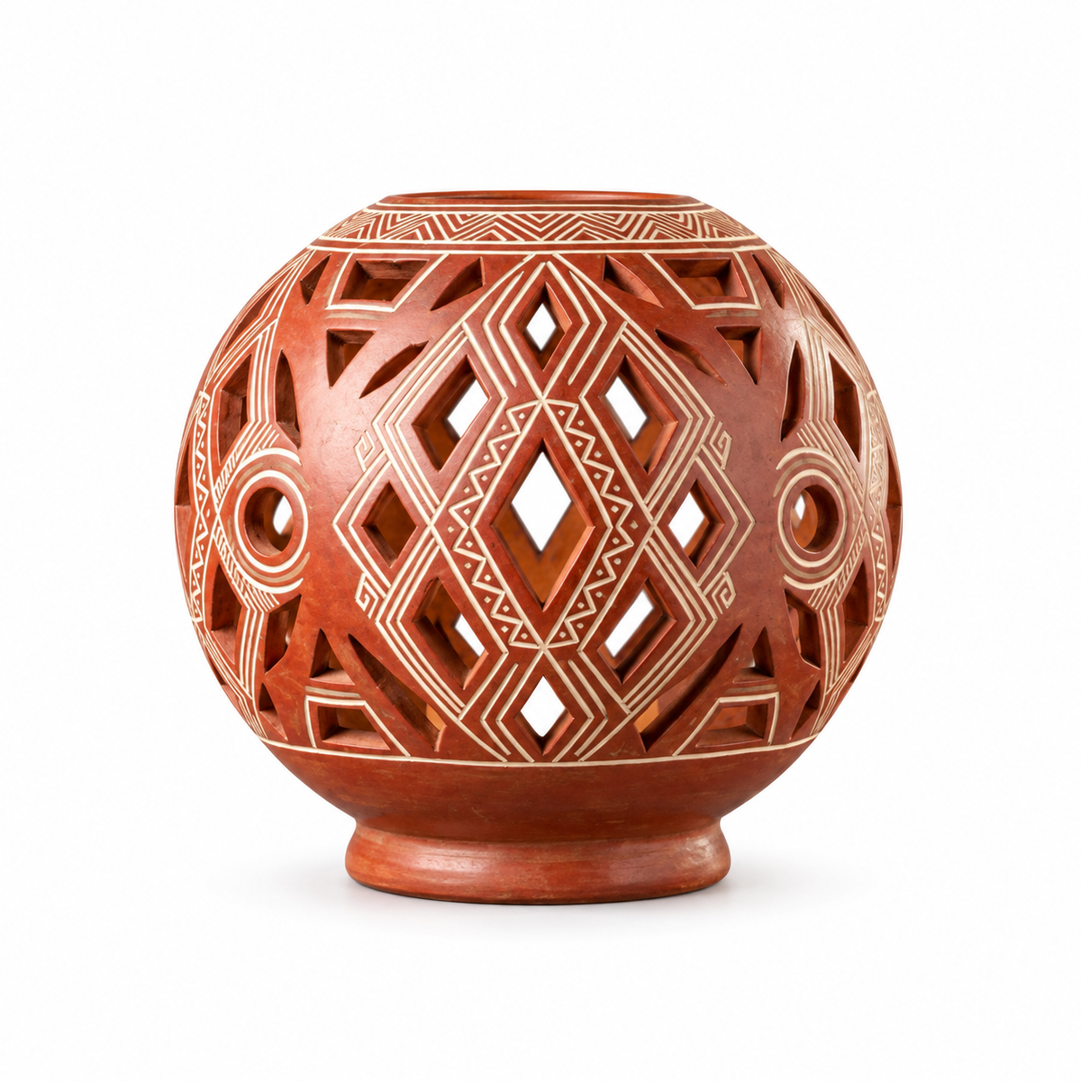 Esfera Luminaria y Sahumerio Calado en Terracota Roja de Chazuta · recreación visual de catálogo con fondo blanco; confirmar el ejemplar disponible con el taller.