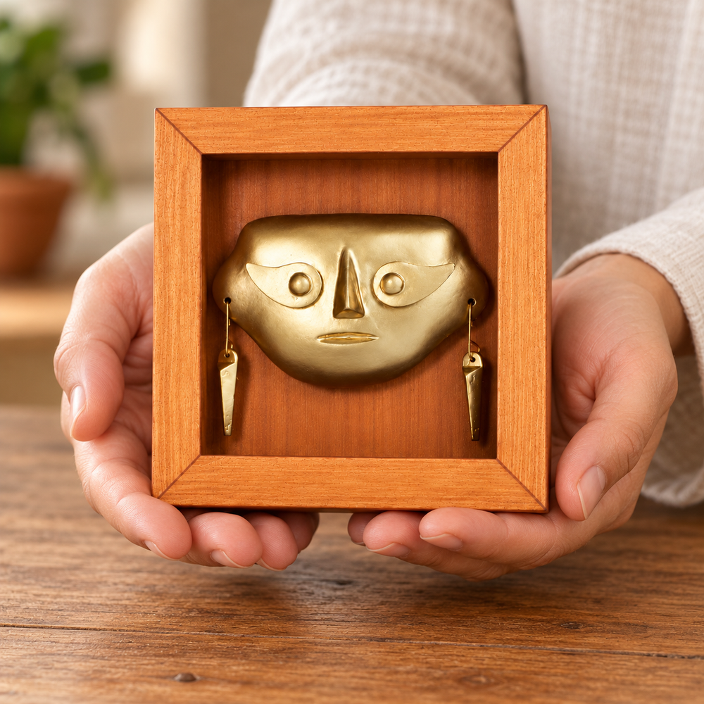 Lambayeque, Shadow Box 13 × 13 cm, como regalo de arte peruano. Ambientación digital basada en la obra; accesorios decorativos no incluidos.