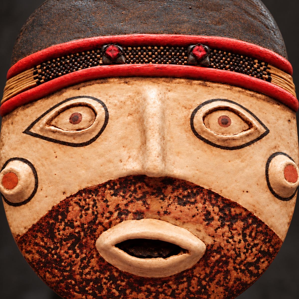 Máscara Cultura Nazca · detalle de textura; ambientación digital basada en la imagen de catálogo. Elementos del escenario no incluidos.