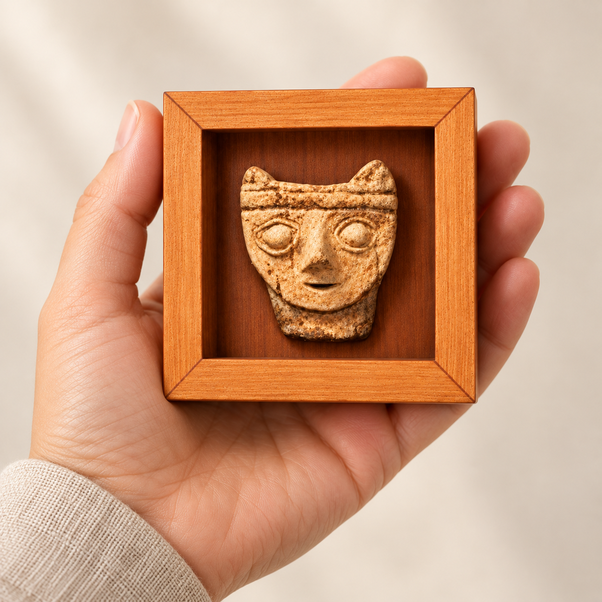 Chancay Mini de 7 × 7 cm sostenido en una mano; representación digital de escala aproximada.