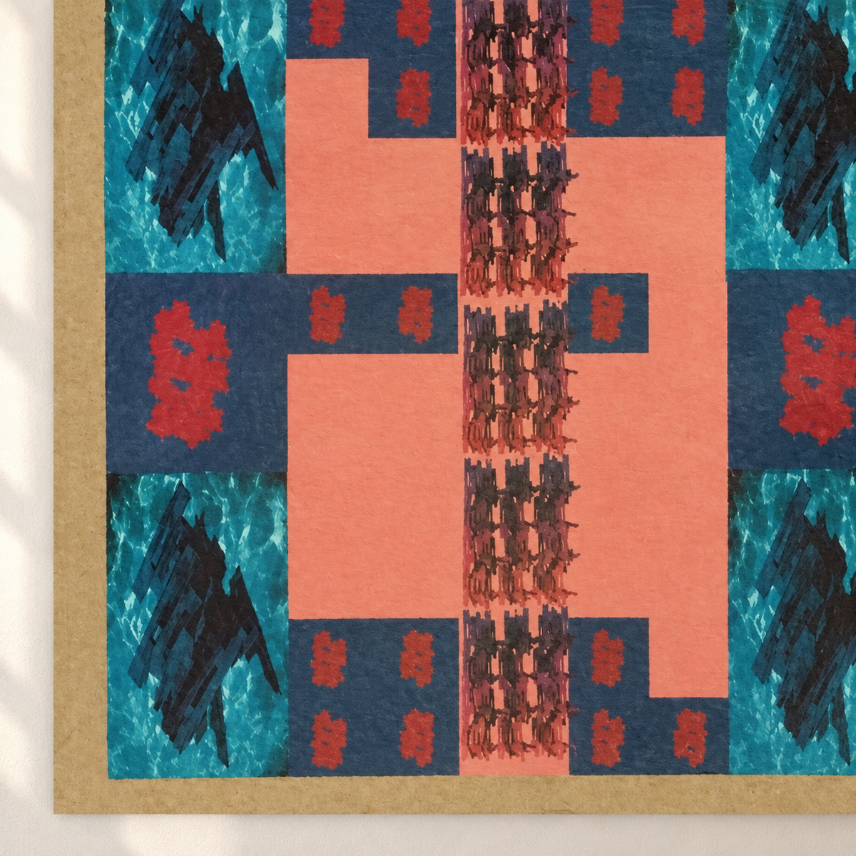 Cuadro Coral y Turquesa — Detalle con luz natural. Detalle y ambientación digital basados en fotografía original; solo área documentada. No representa bordes o enmarcado no fotografiados. Elementos de escena no incluidos.