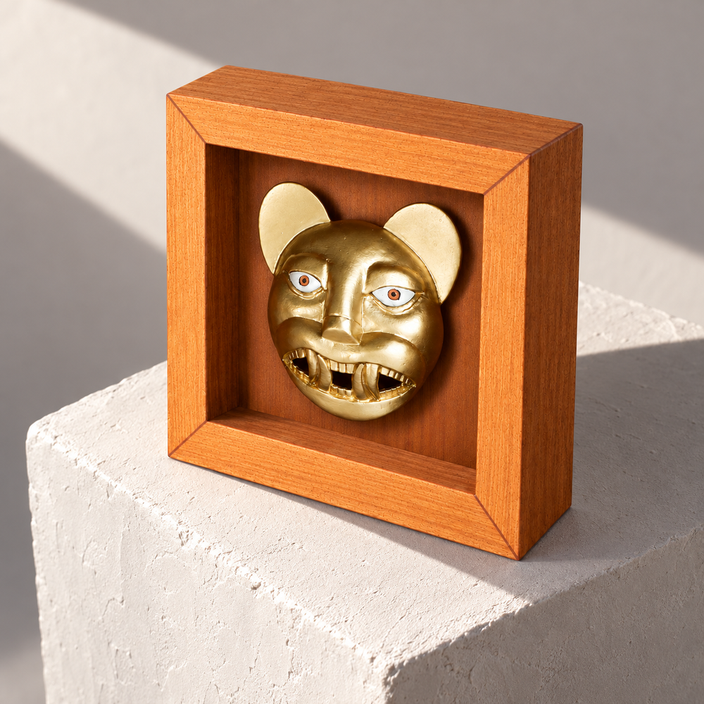 Felino Inca · Shadow Box 13 cm sobre pedestal blanco, visto desde arriba con sombra diagonal: recreación digital. Pedestal no incluido.