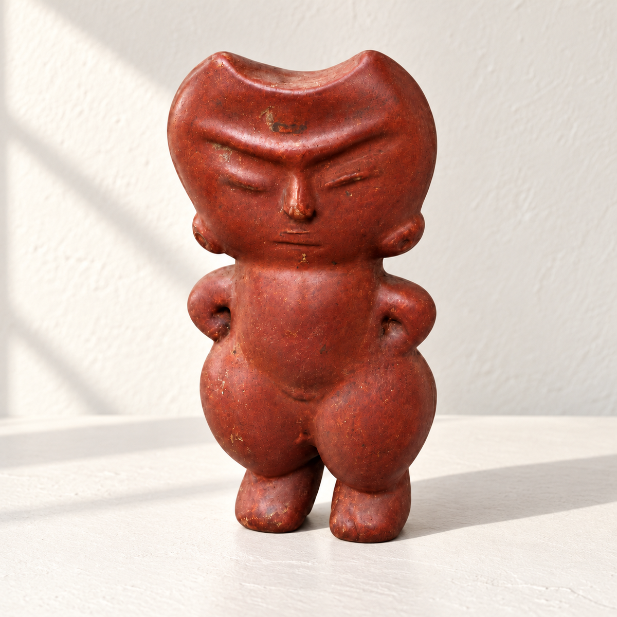 Figurina Vicús Amuleto de Fertilidad — Luz de ventana. Ambientación digital basada en la fotografía del producto.