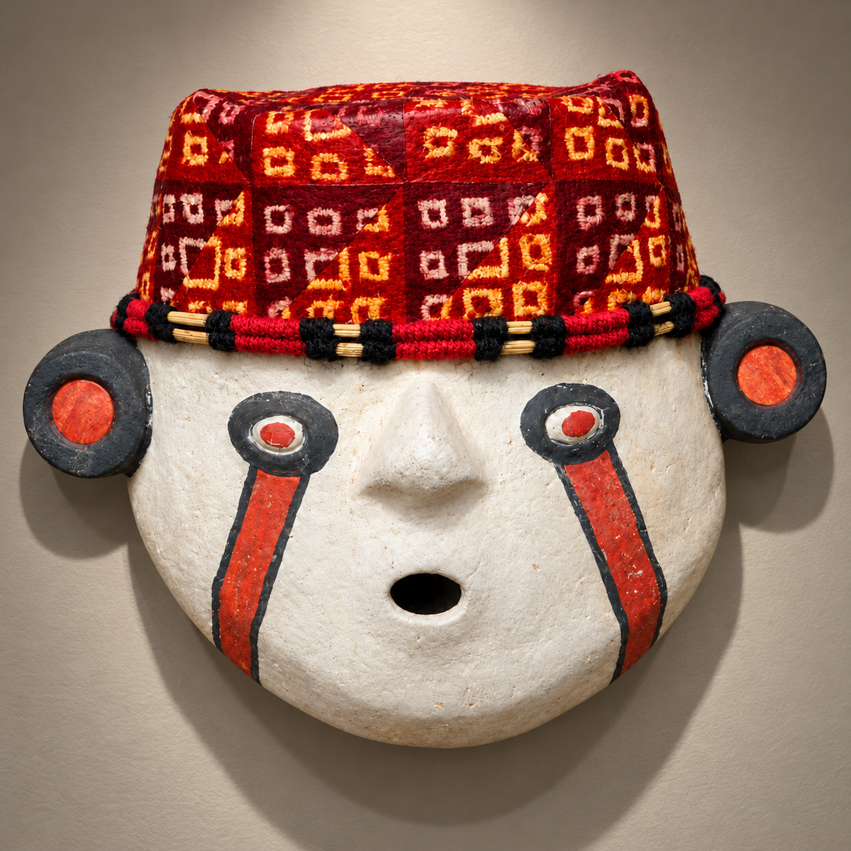 Máscara Chancay II con Diadema Tejida — Galería museográfica. Ambientación digital basada en la fotografía del producto.