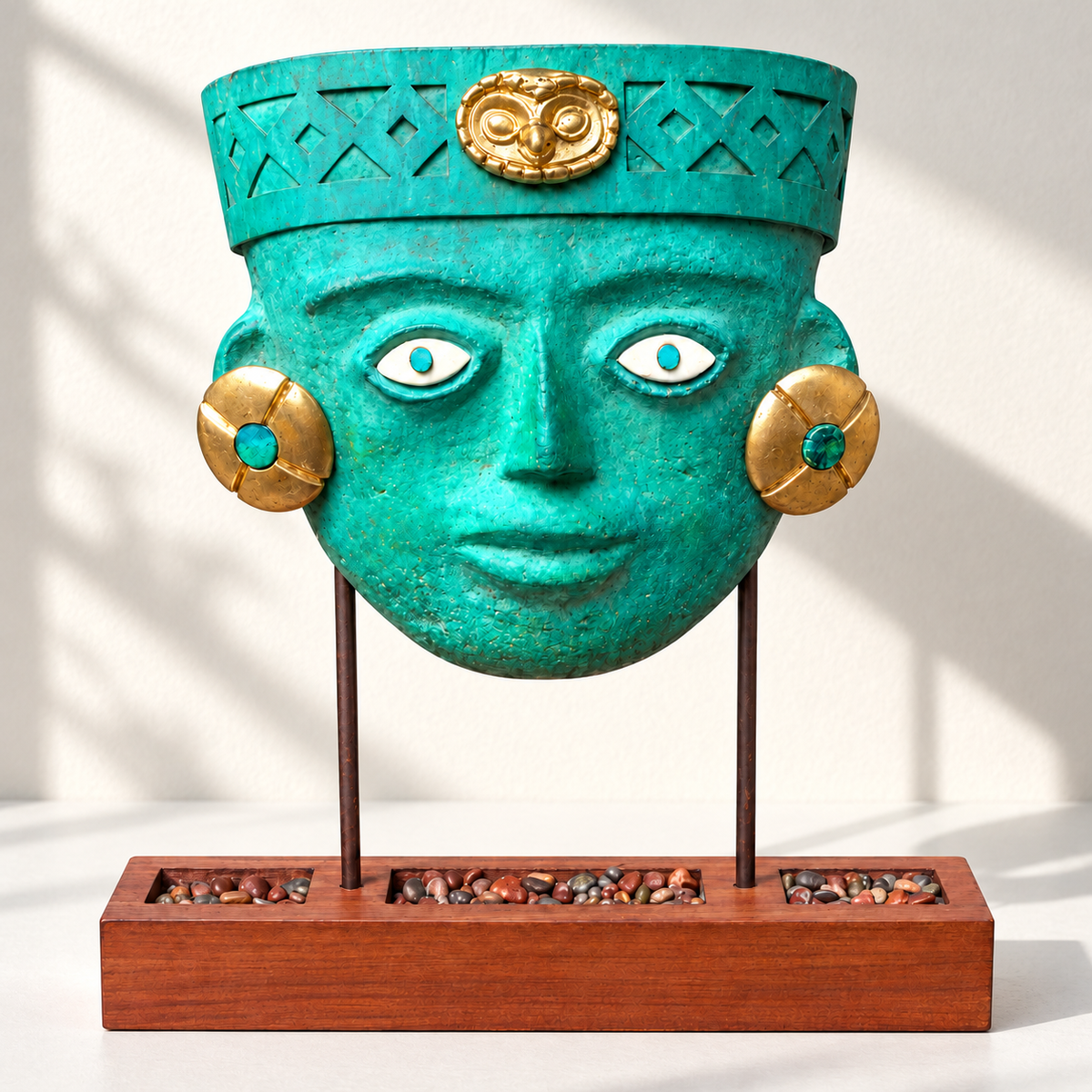 Máscara Mochica en Pedestal de Cajón — Luz de ventana. Ambientación digital basada en la fotografía del producto.