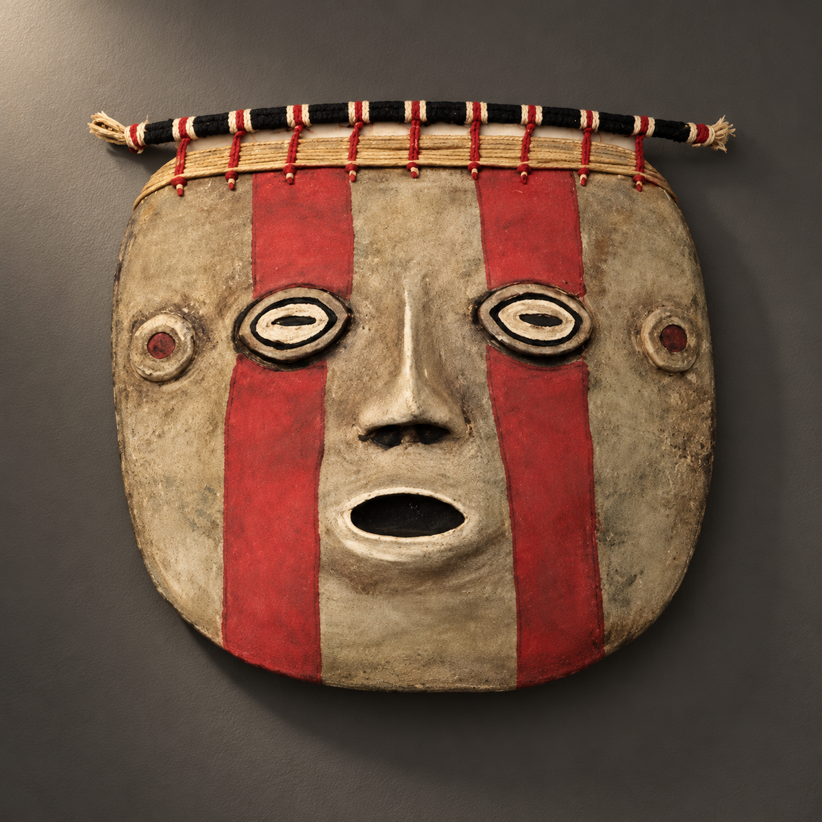 Máscara Cultura Huari — Exposición museográfica. Ambientación digital basada en la fotografía de catálogo; elementos del escenario no incluidos.