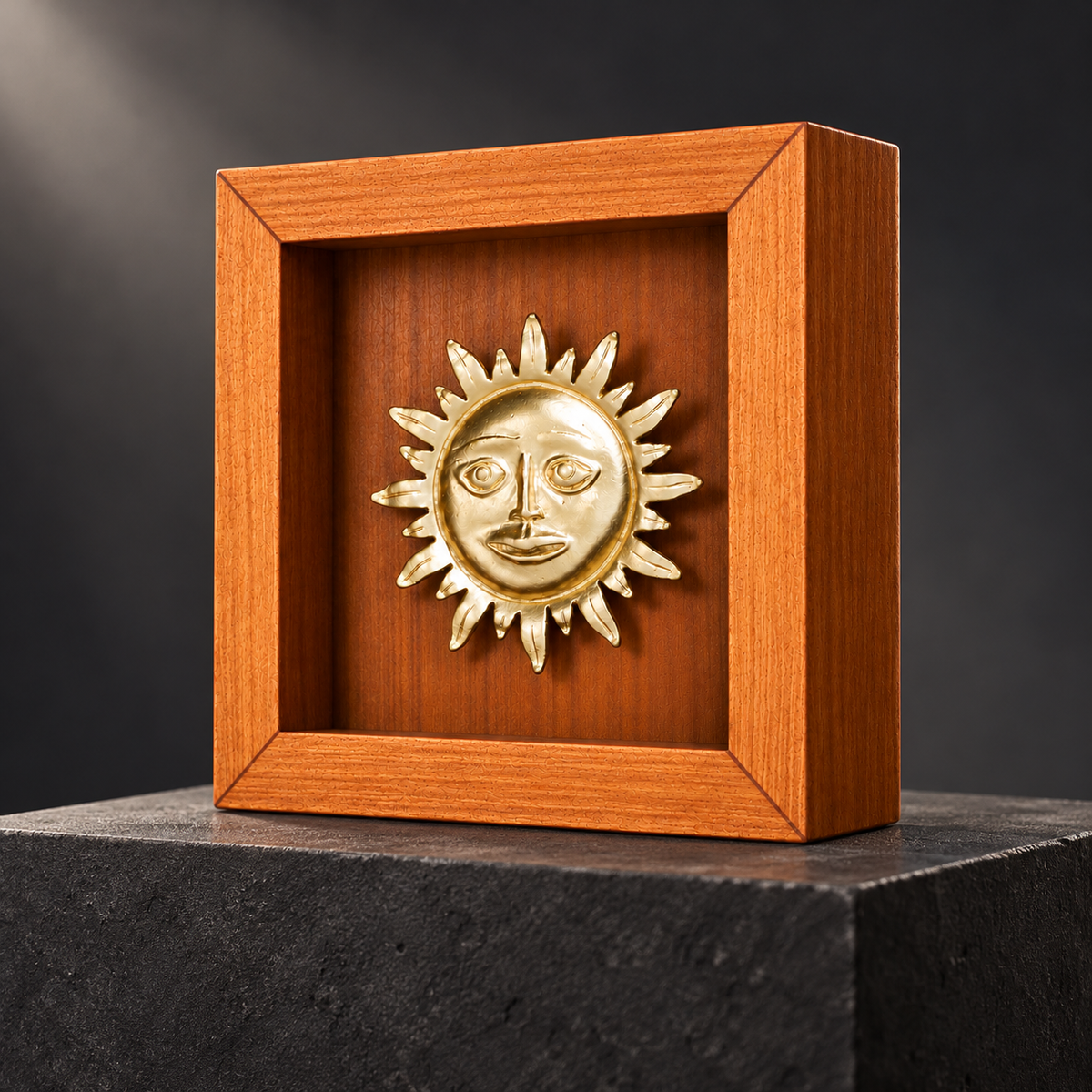 Inti · Shadow Box 13 cm sobre pedestal de exposición: recreación digital con iluminación de estudio. Pedestal no incluido.