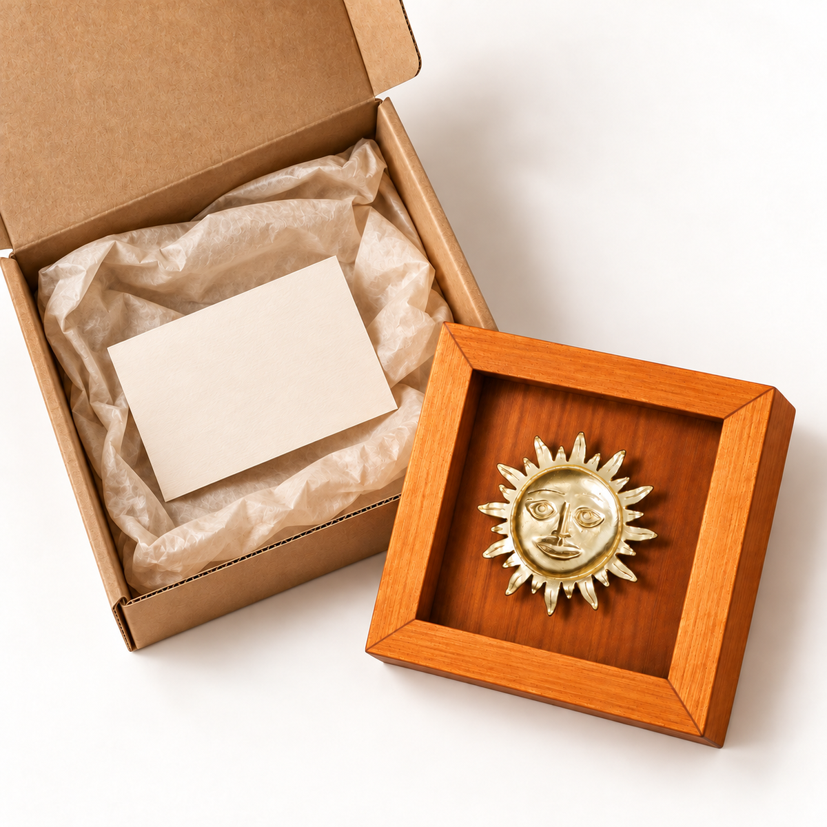 Inti · Shadow Box 13 cm con caja de cartón, papel de protección y tarjeta: recreación digital del empaque confirmado por el taller.