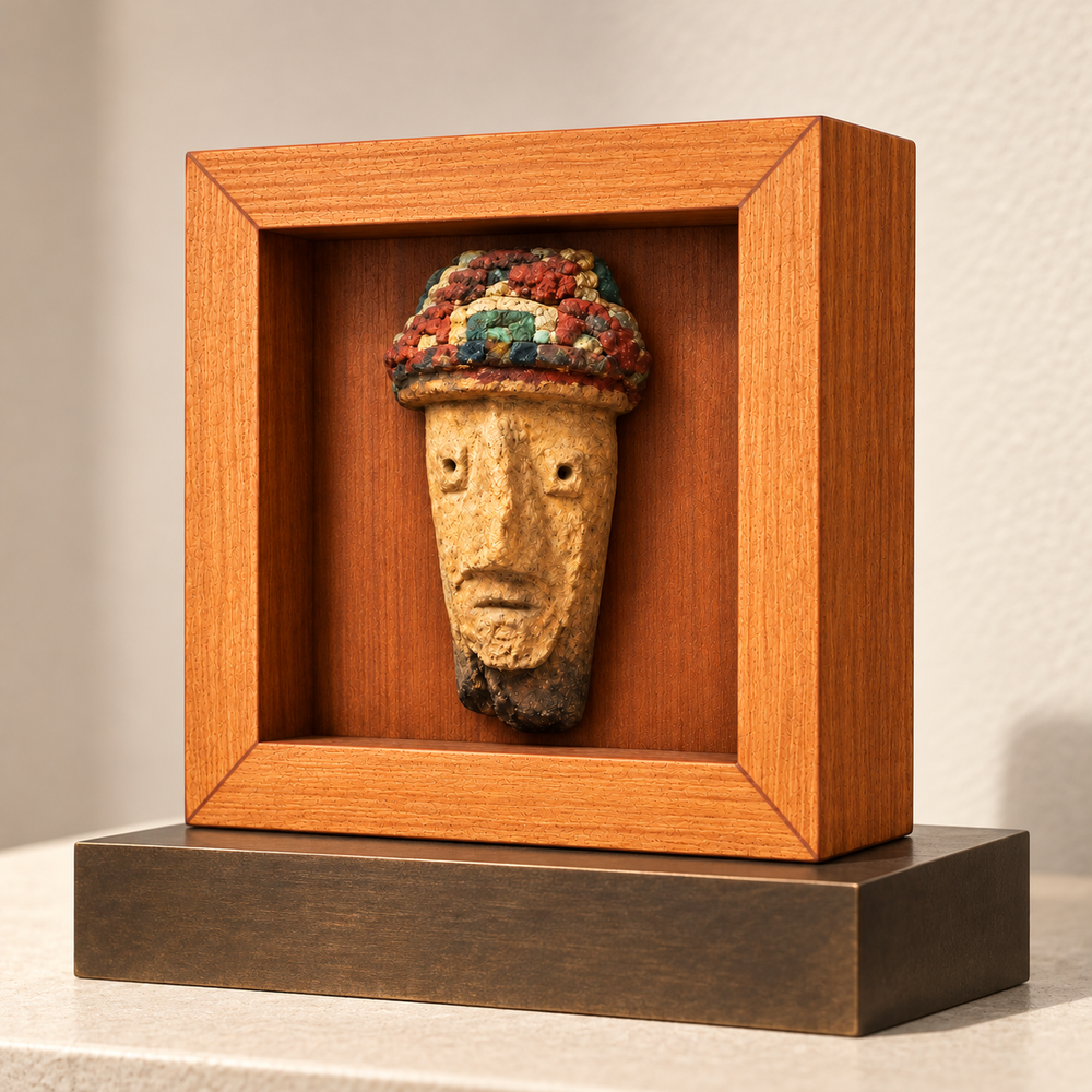 Karajía Mini · Shadow Box de 7 × 7 cm sobre pedestal de exposición; ambientación digital. Pedestal no incluido.