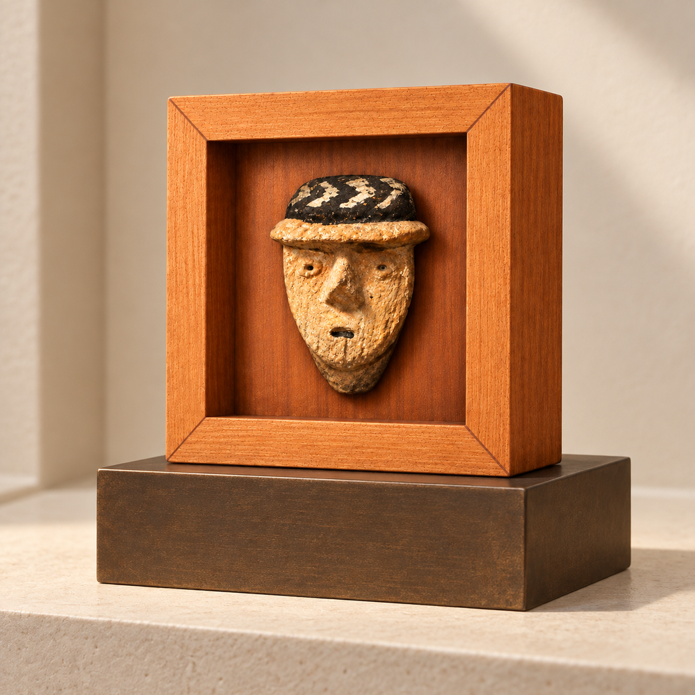 Kuélap Mini · Shadow Box de 7 × 7 cm sobre pedestal de exposición; ambientación digital. Pedestal no incluido.