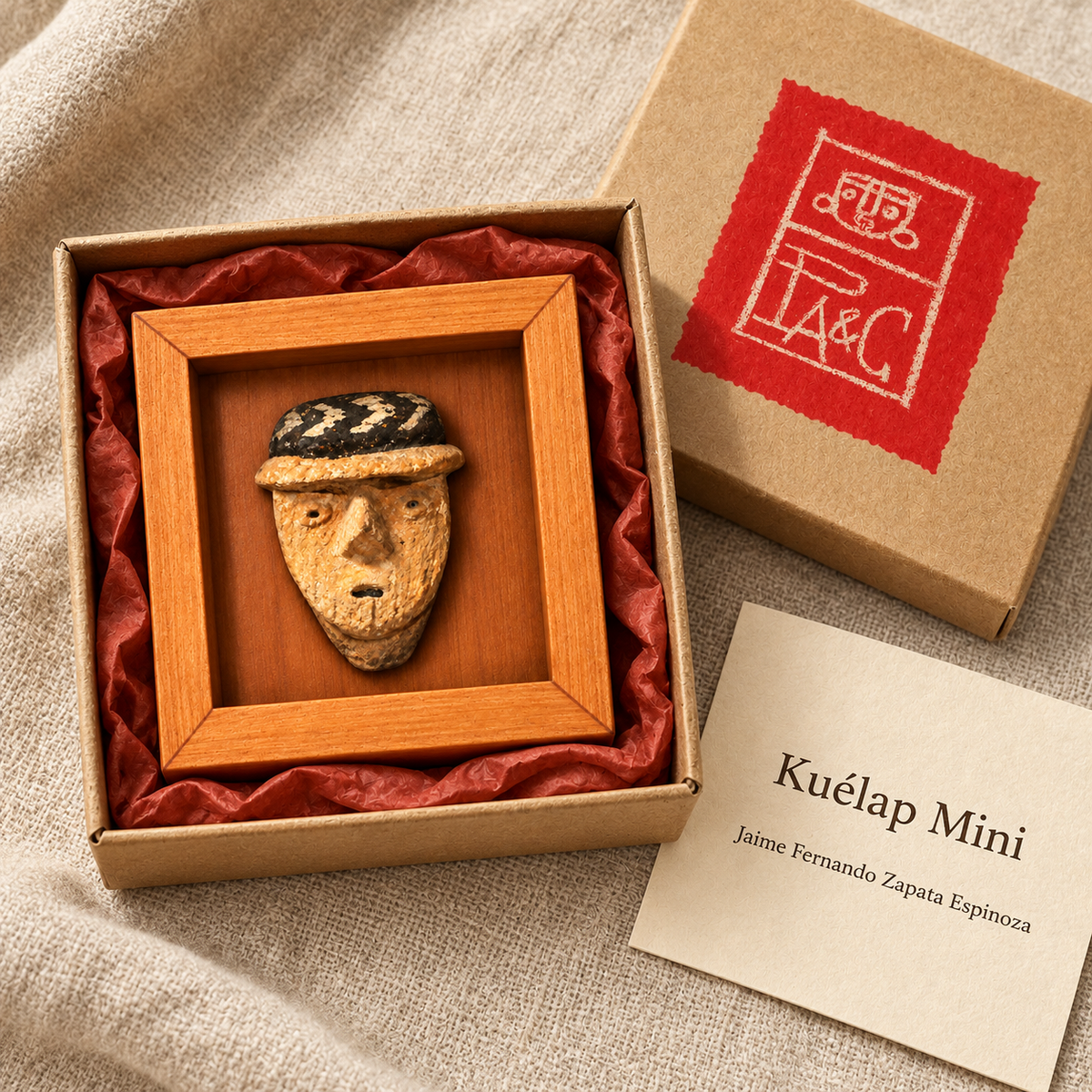 Kuélap Mini en caja de cartón microcorrugado con etiqueta PA&C y tarjeta específica de la obra; recreación digital de su presentación.