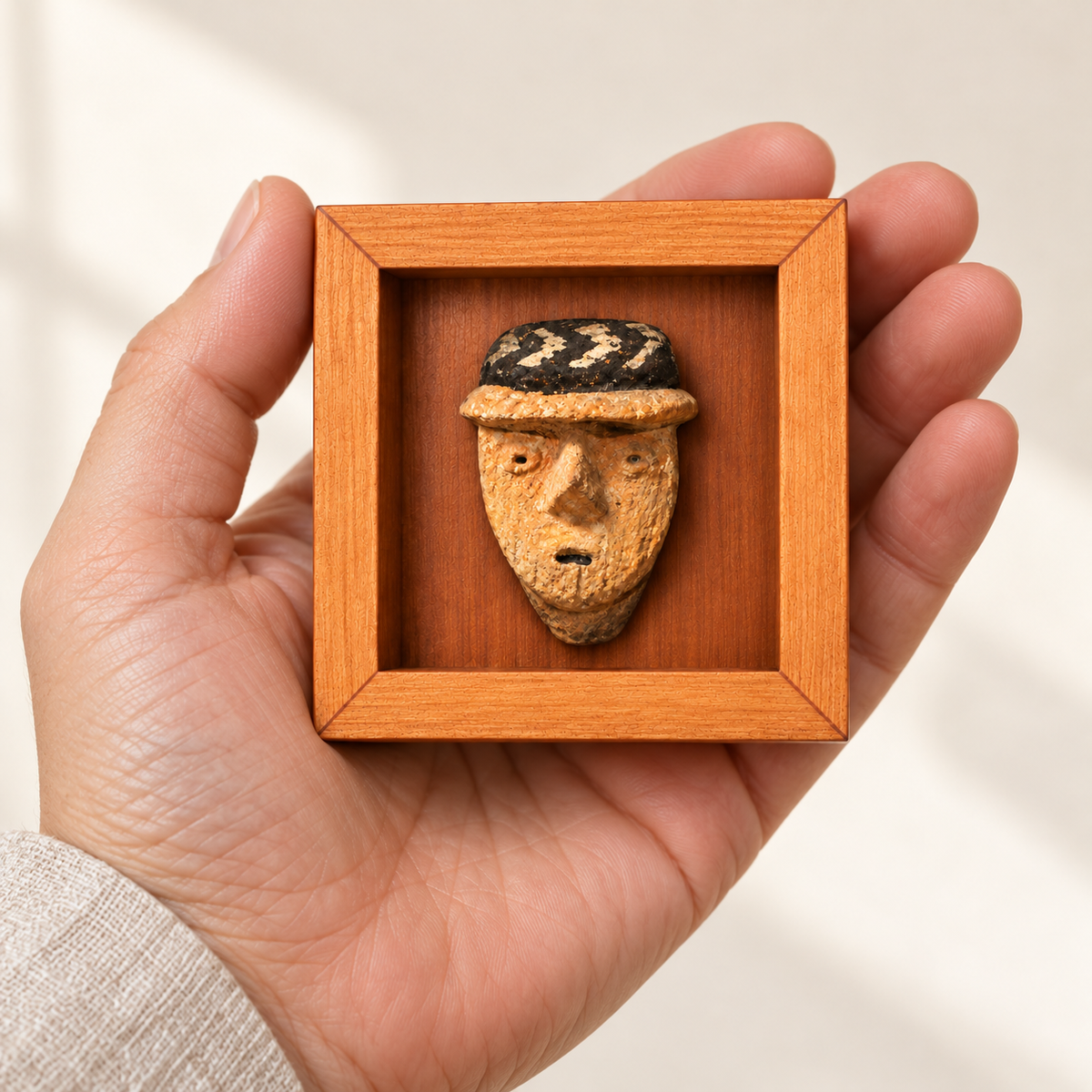 Kuélap Mini de 7 × 7 cm sostenido en una mano; representación digital de escala aproximada.