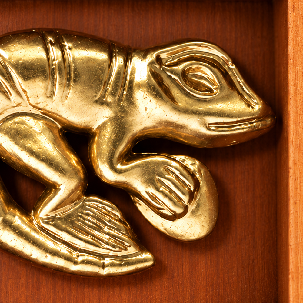 Lagarto Mochica Mini · acercamiento de los detalles originales del relieve de 7 × 7 cm; imagen digital basada en las fotografías del producto.