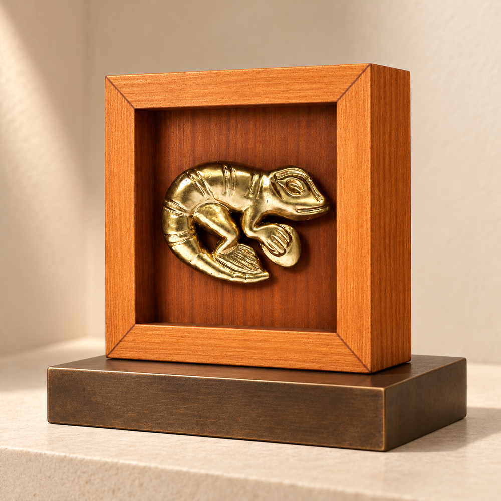 Lagarto Mochica Mini · Shadow Box de 7 × 7 cm sobre pedestal; ambientación digital. Pedestal no incluido.