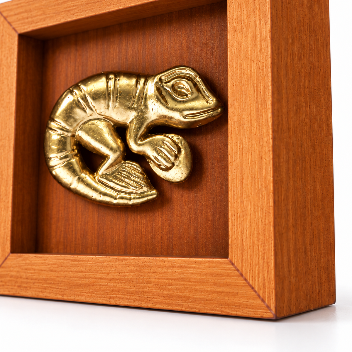 Lagarto Mochica Mini · detalle del relieve, la textura de la figura y la profundidad del marco MDF; edición digital basada en la miniatura.