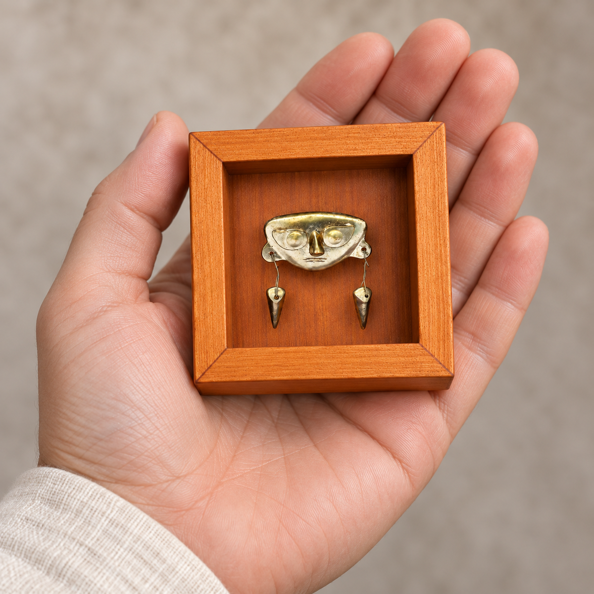 Lambayeque · Mini Shadow Box 7 cm en una palma para apreciar su tamaño: recreación digital basada en el producto original.